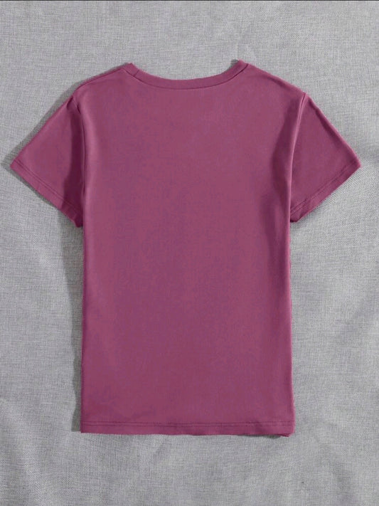 Camiseta de manga corta casual de cuello redondo para mujer con estampado gráfico de letras.