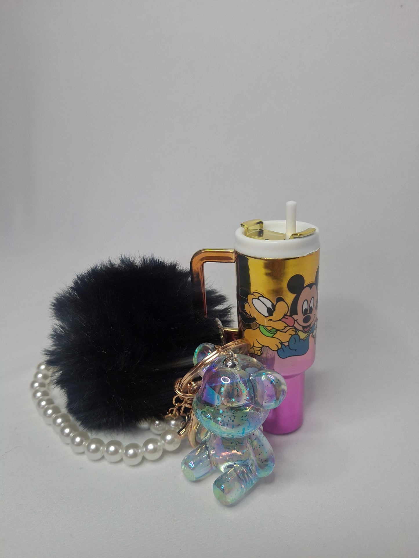Cartera pequeña con llavero mini tumbler ,pompón y oso de acrilico