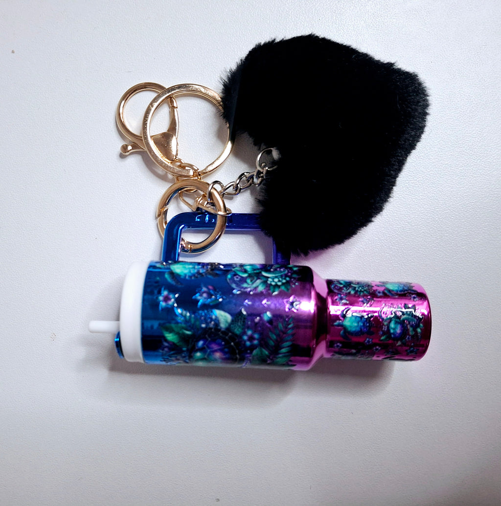 Llavero mini tumbler con pompón y estampado de tortuga