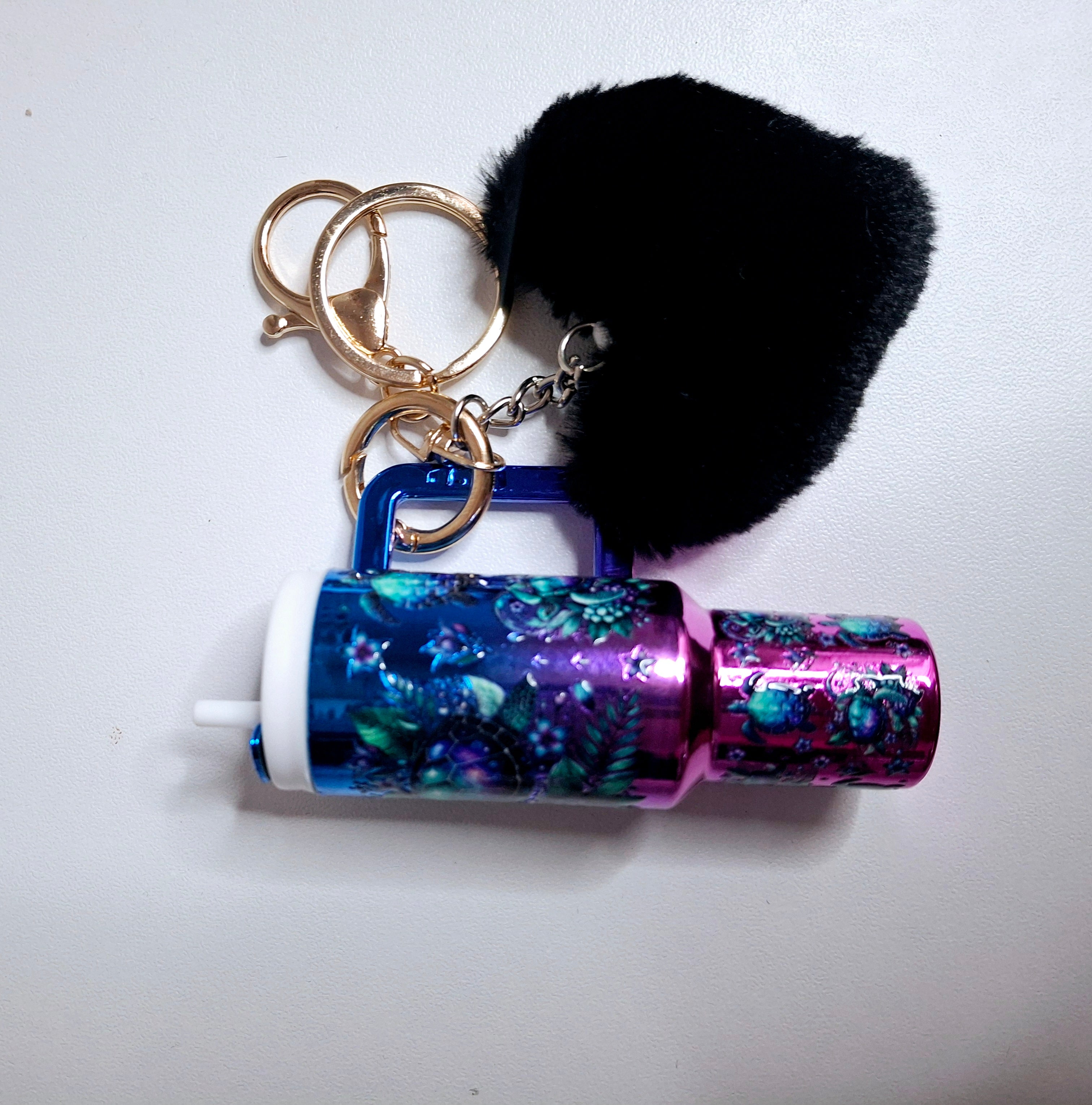 Llavero mini tumbler con pompón y estampado de tortuga