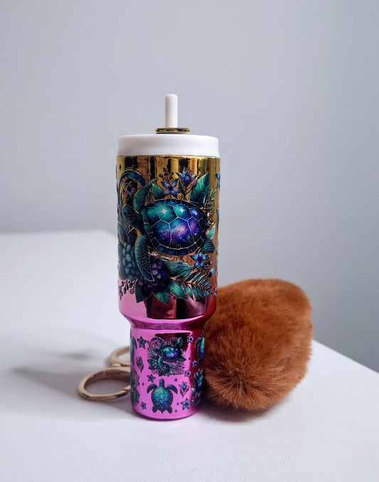 Llavero mini tumbler con pompón y estampado de tortuga