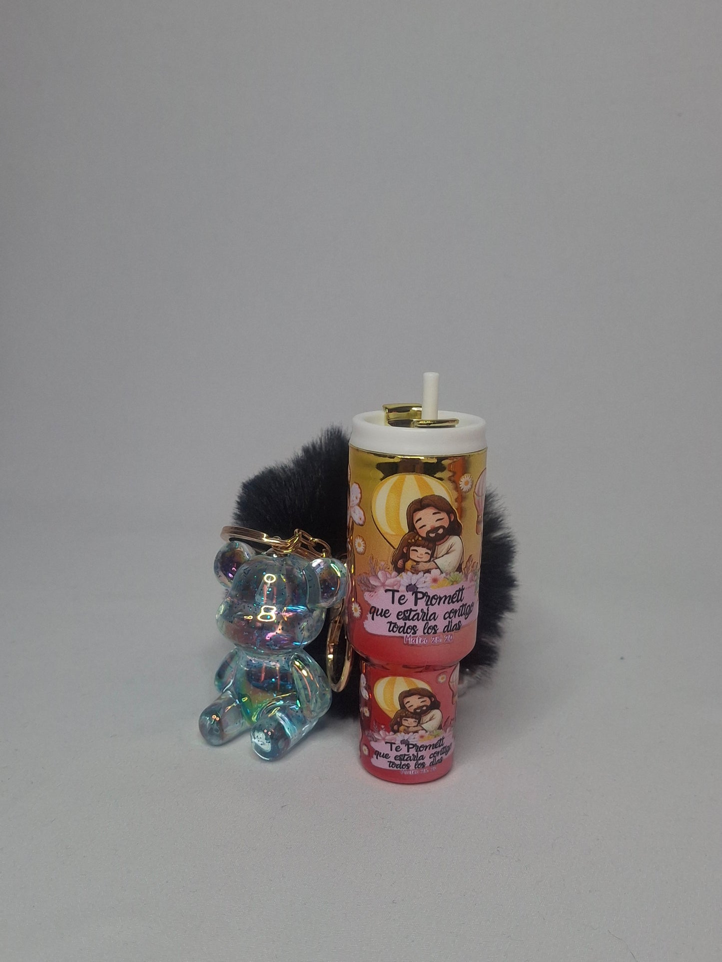 Cartera pequeña con llavero mini tumbler, pompón y osito de acrilico