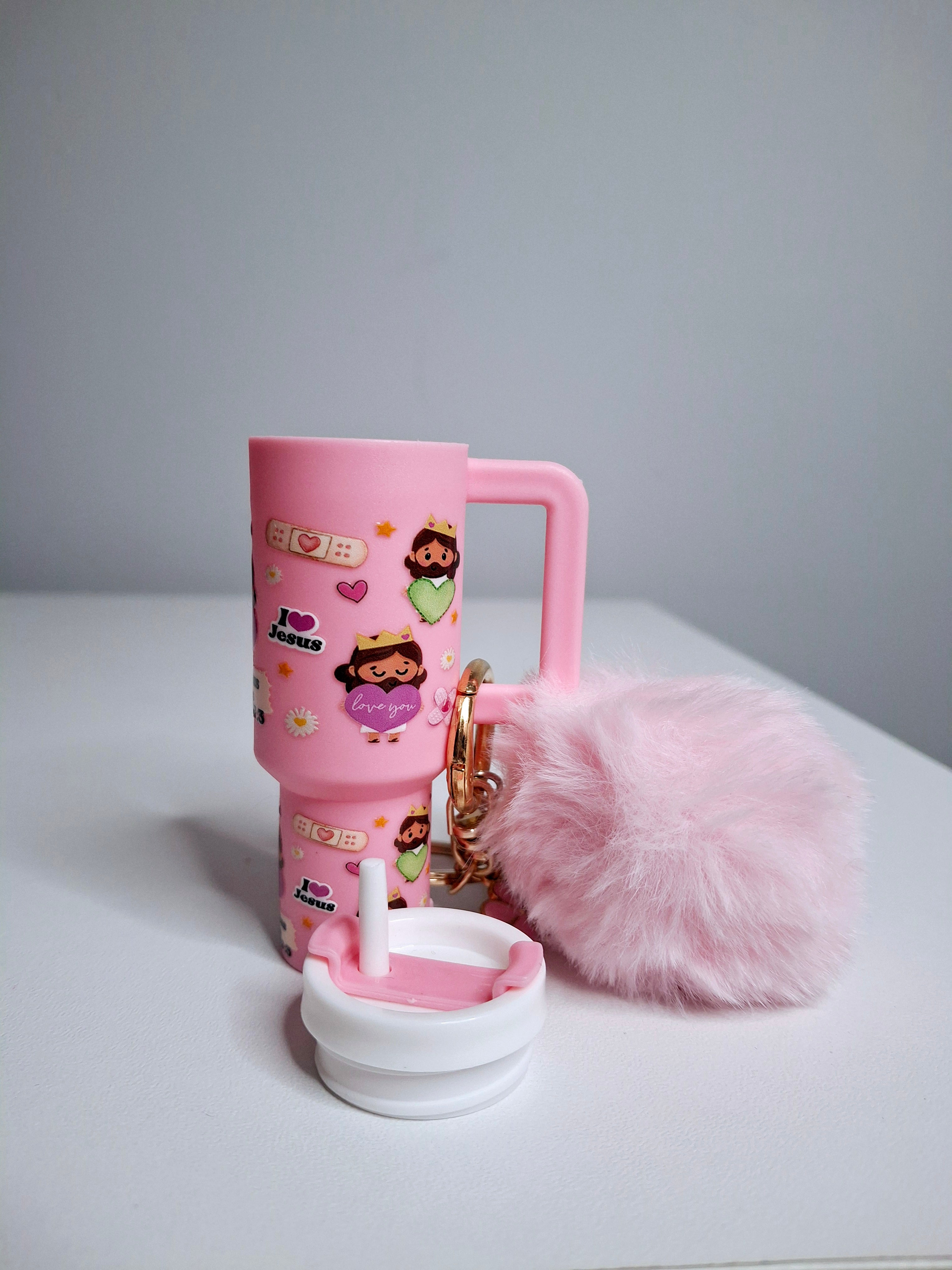 Llavero mini tumbler con pompón y estampado biblico
