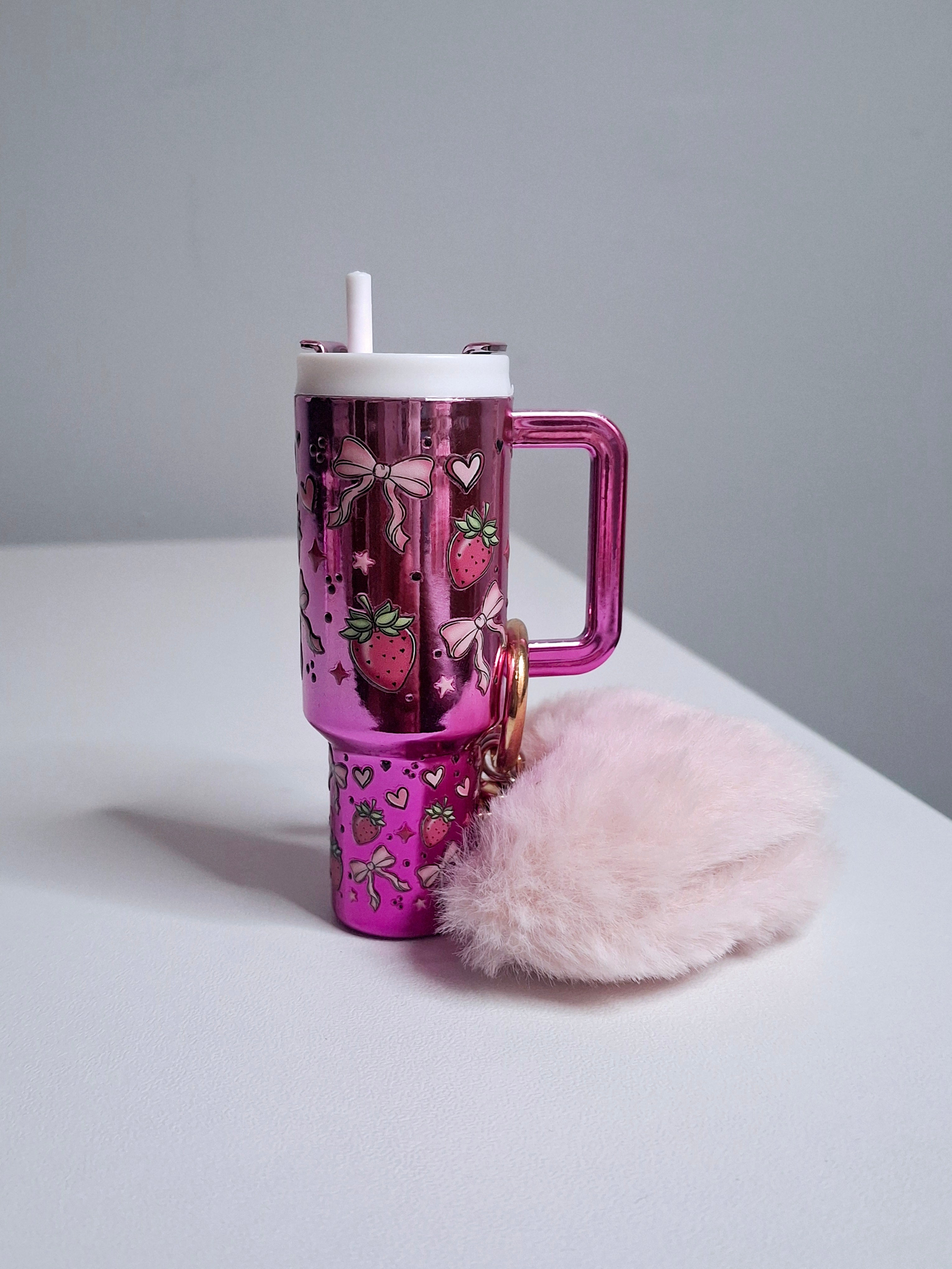 Llavero mini tumbler con pompón y estampado de fresas