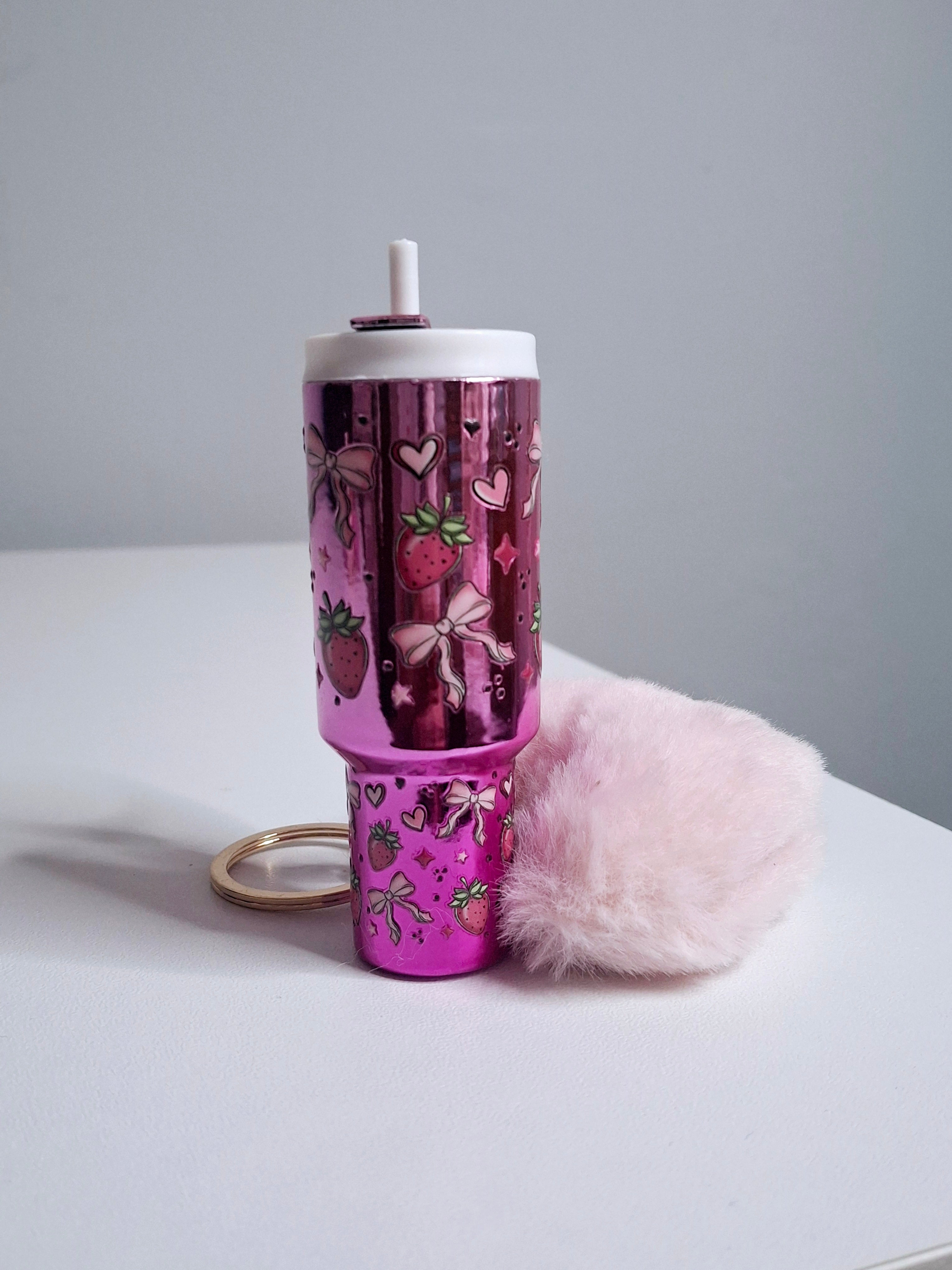 Llavero mini tumbler con pompón y estampado de fresas