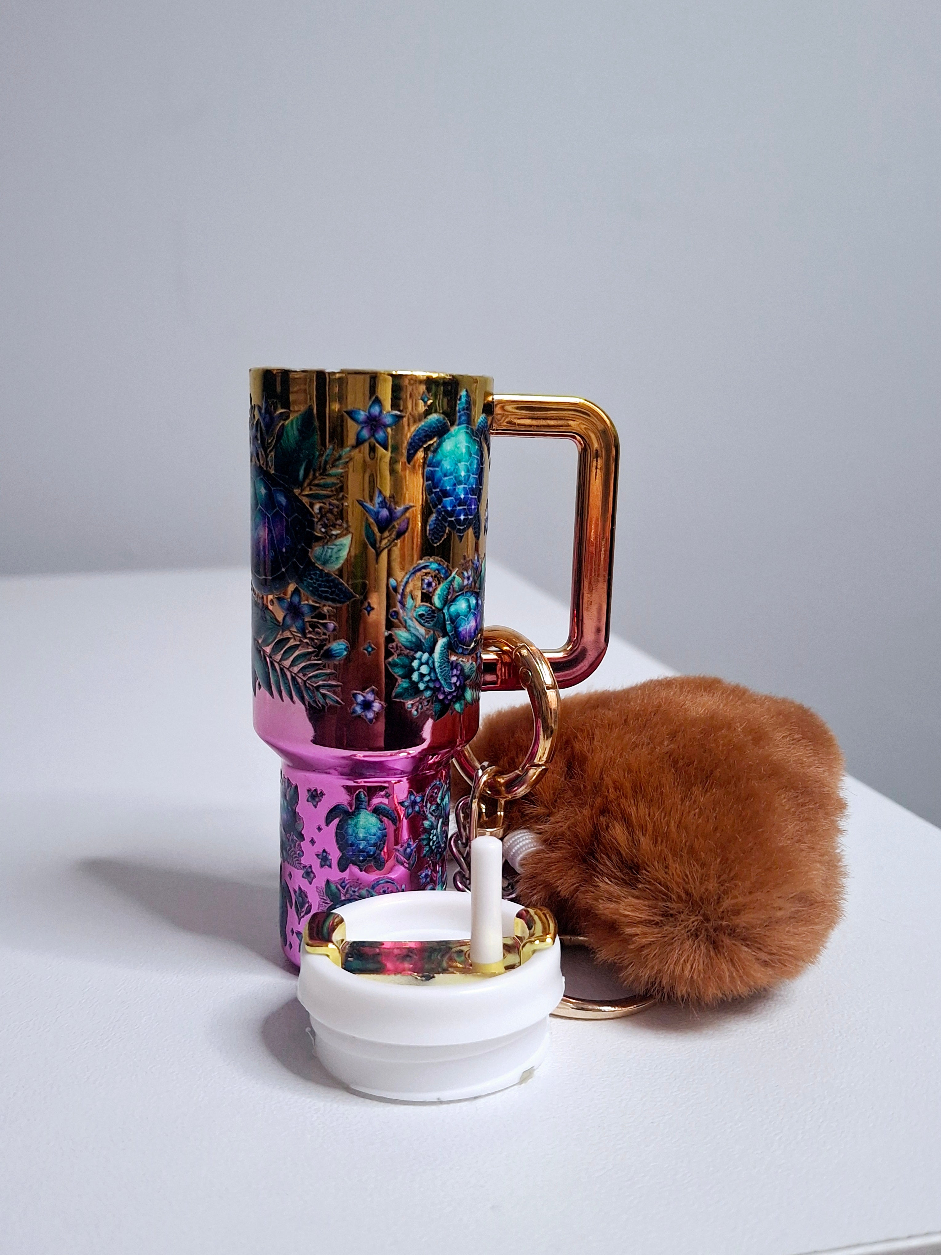 Llavero mini tumbler con pompón y estampado de tortuga