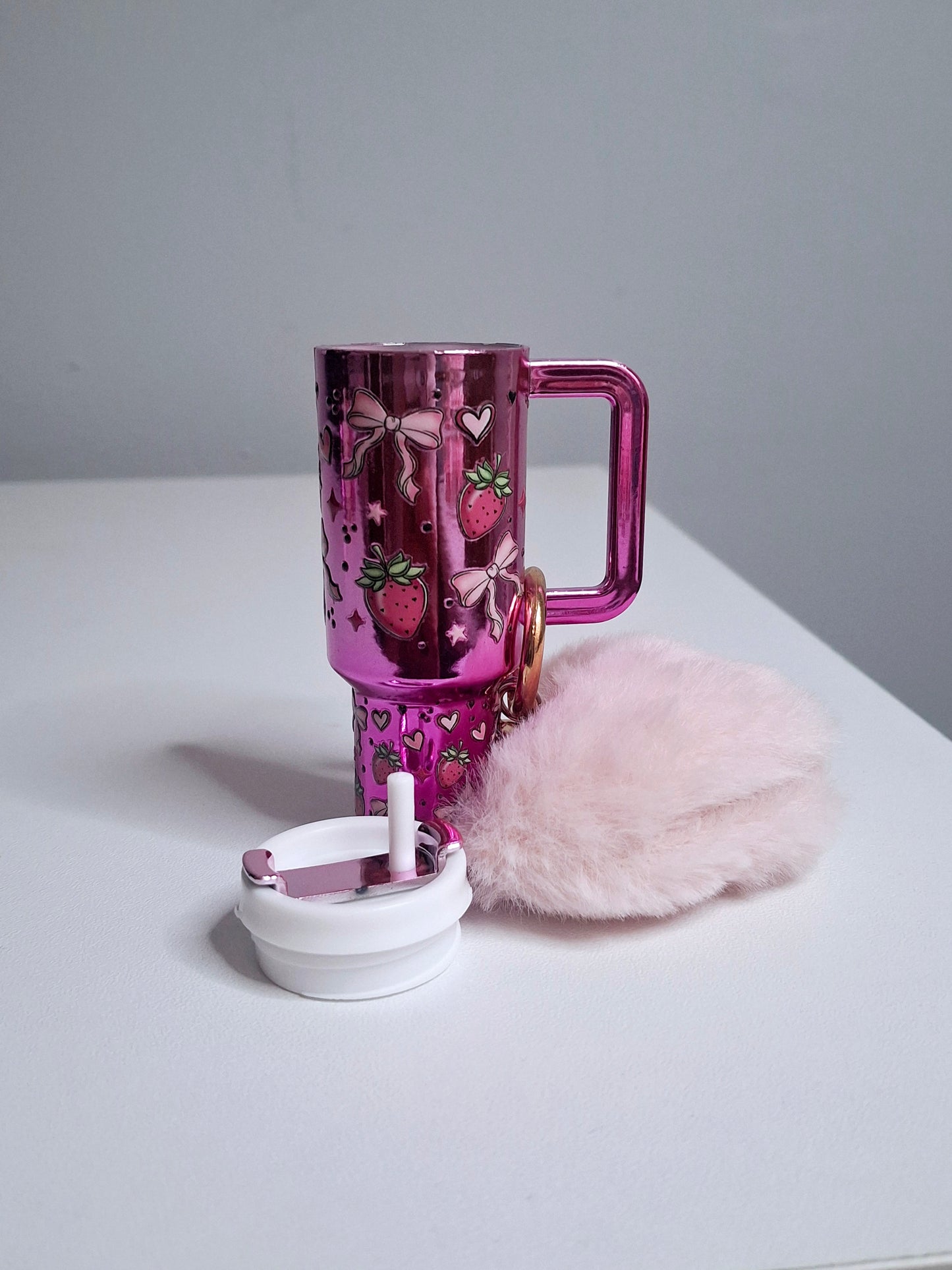 Llavero mini tumbler con pompón y estampado de fresas
