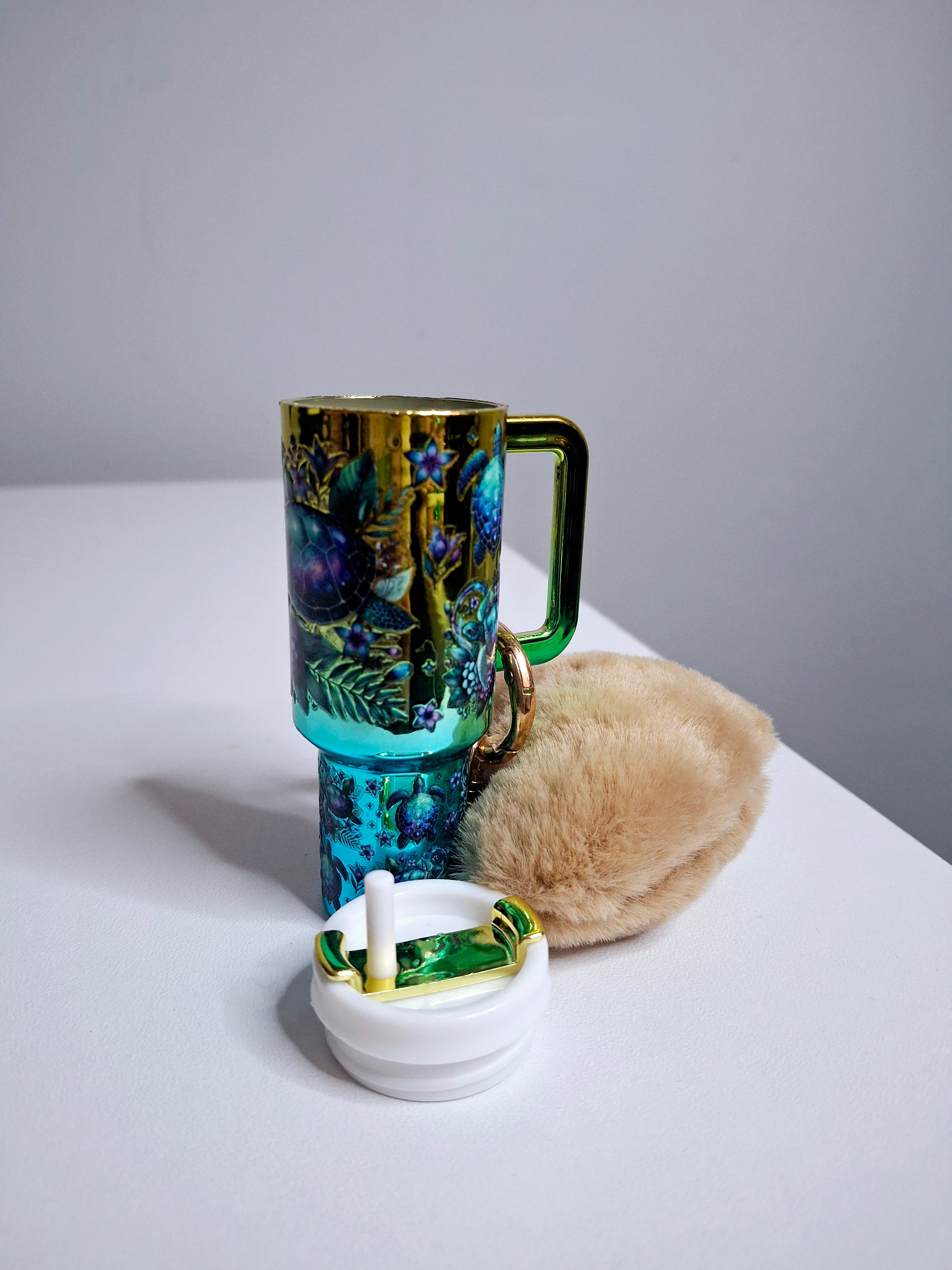 Llavero mini tumbler con pompón y estampado de tortuga
