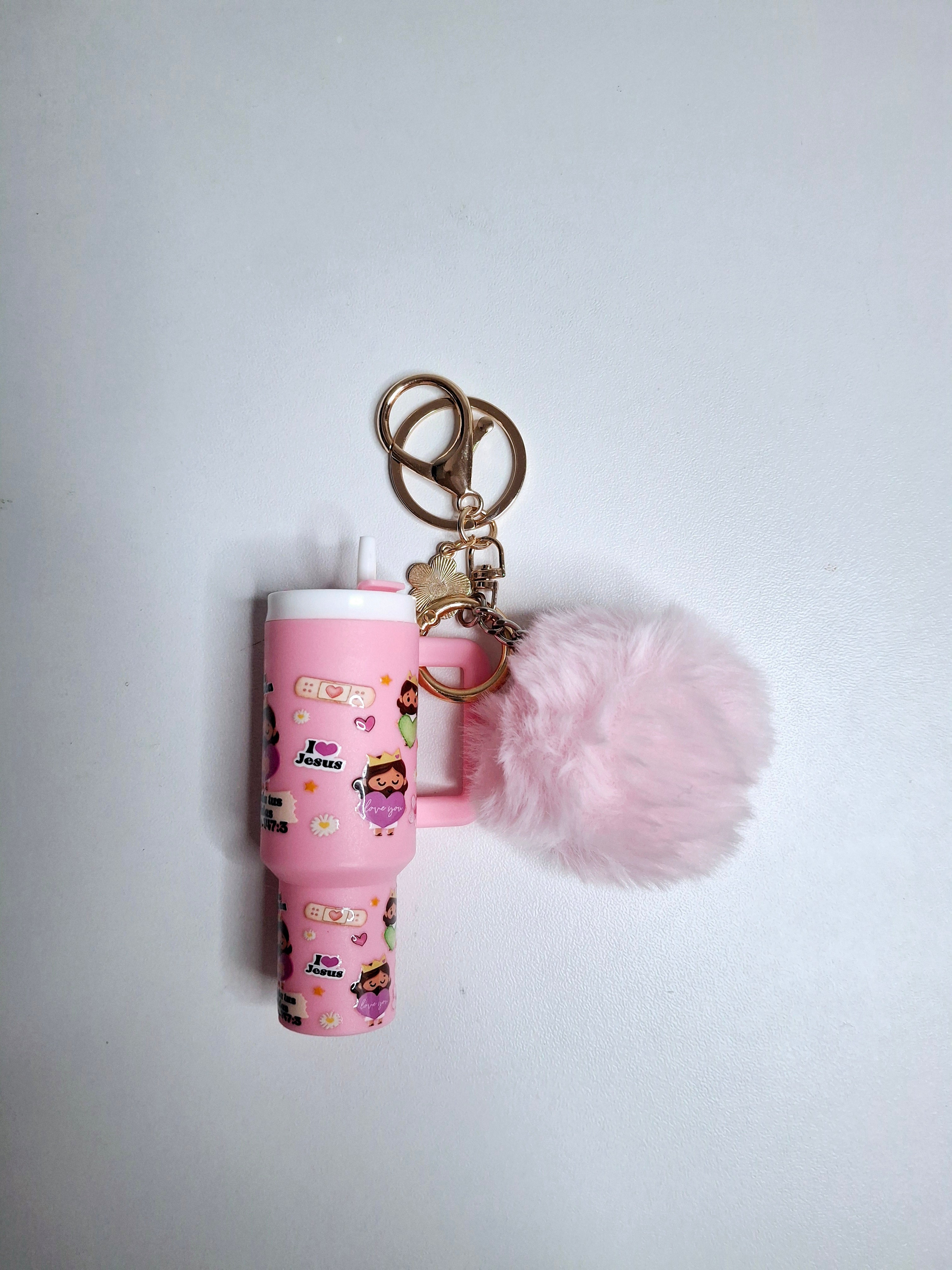 Llavero mini tumbler con pompón y estampado biblico