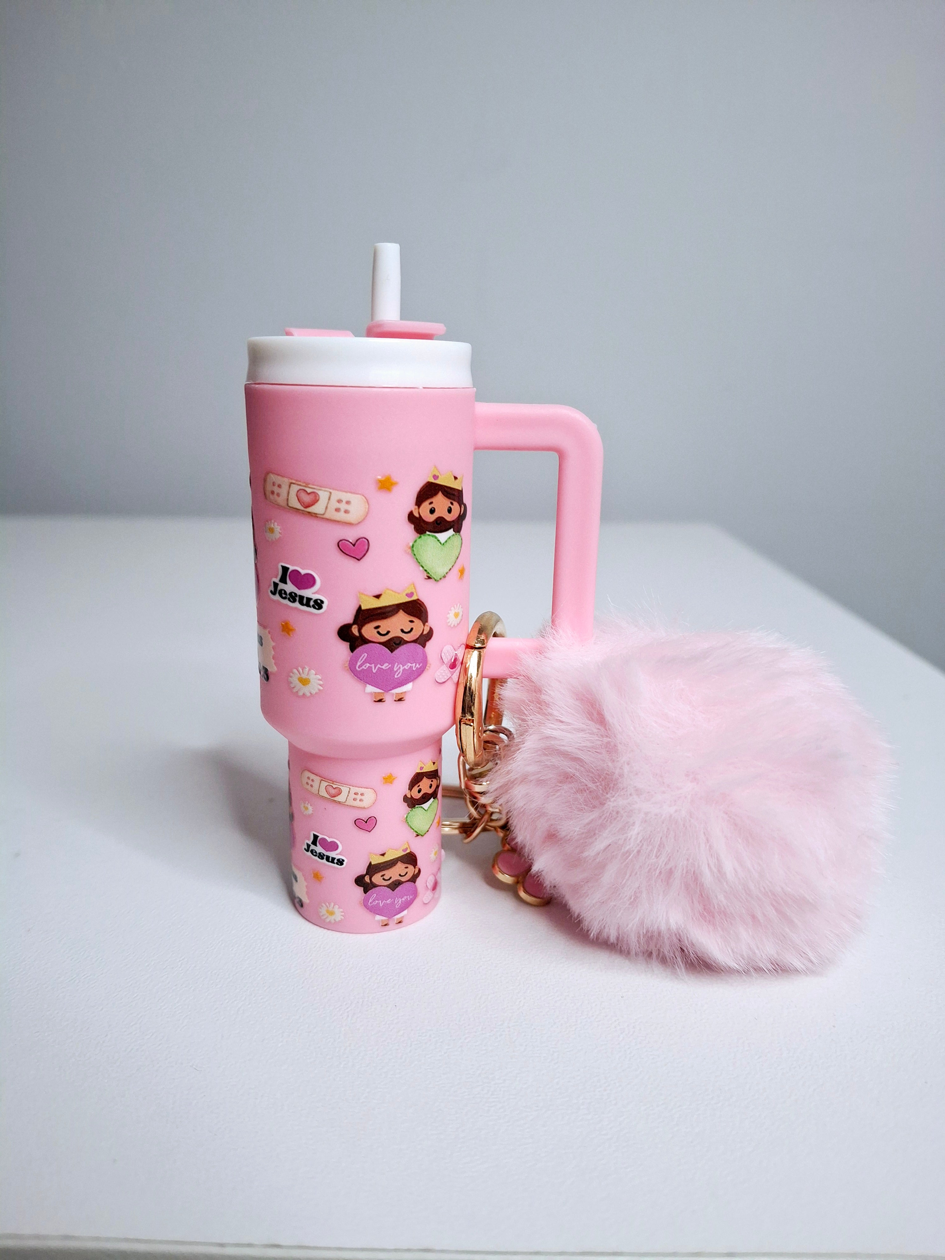 Llavero mini tumbler con pompón y estampado biblico
