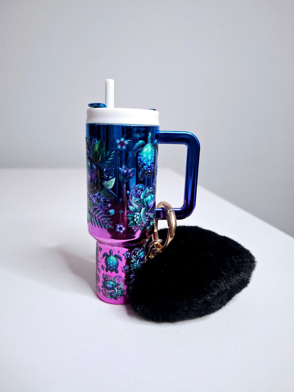 Llavero mini tumbler con pompón y estampado de tortuga