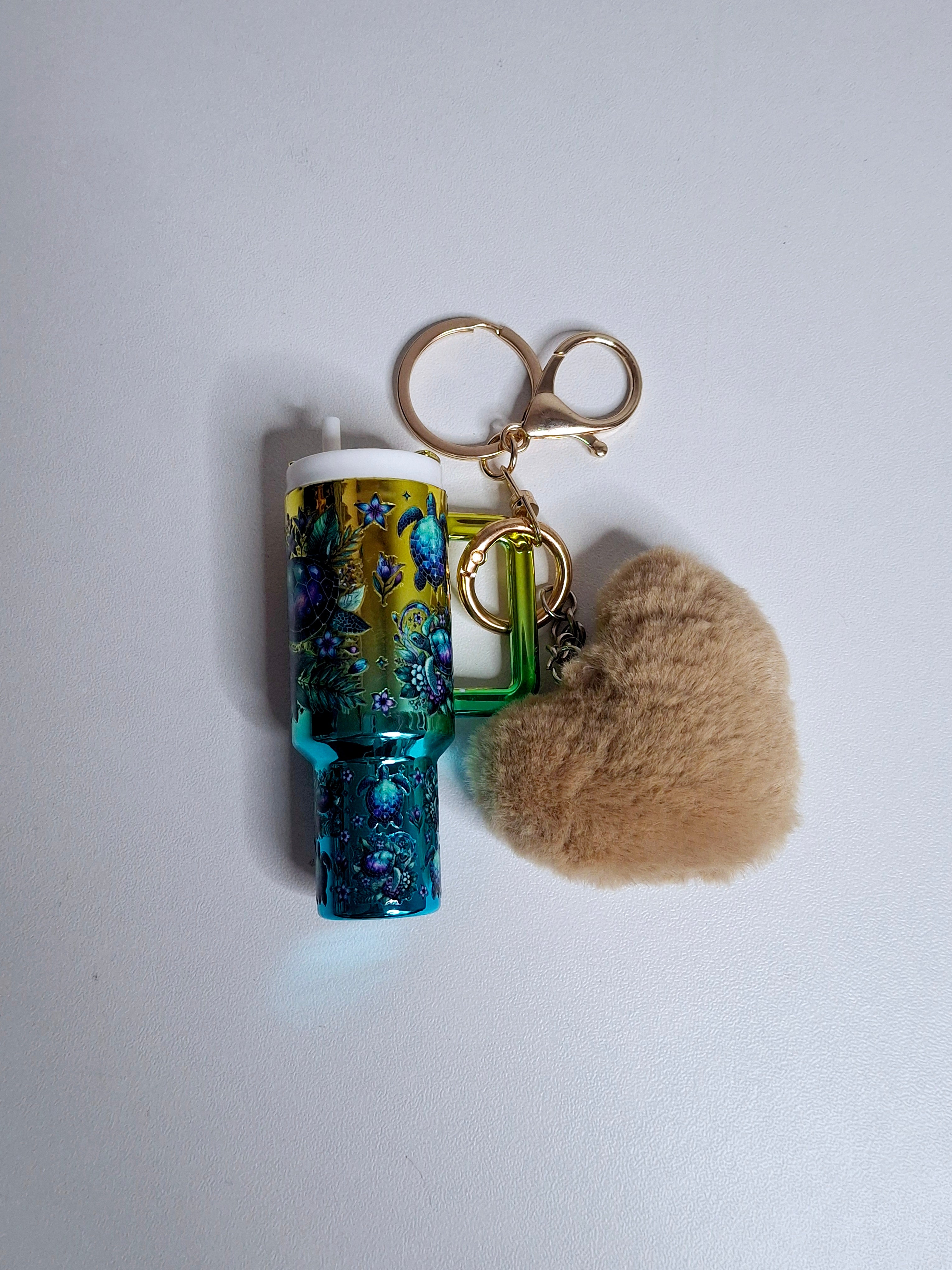 Llavero mini tumbler con pompón y estampado de tortuga