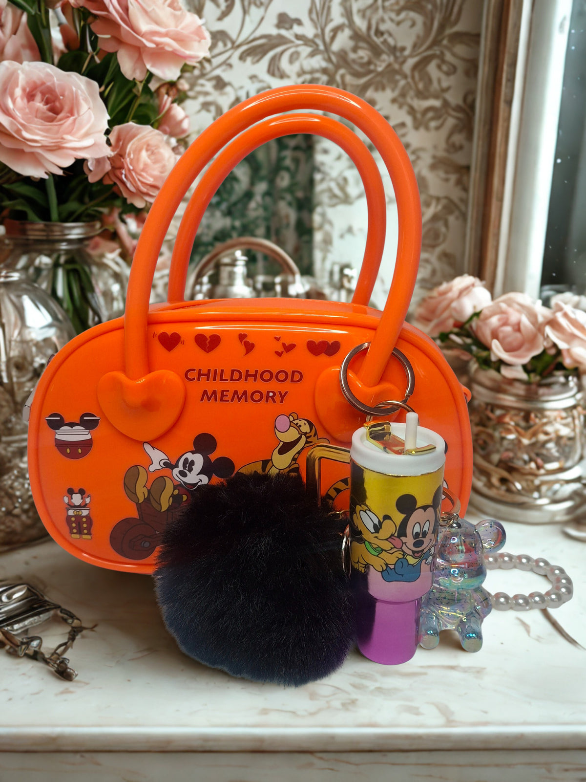 Cartera pequeña con llavero mini tumbler ,pompón y oso de acrilico