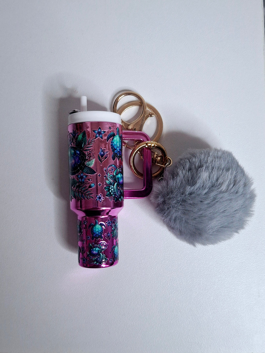 Llavero mini tumbler con pompón y estampado de tortuga