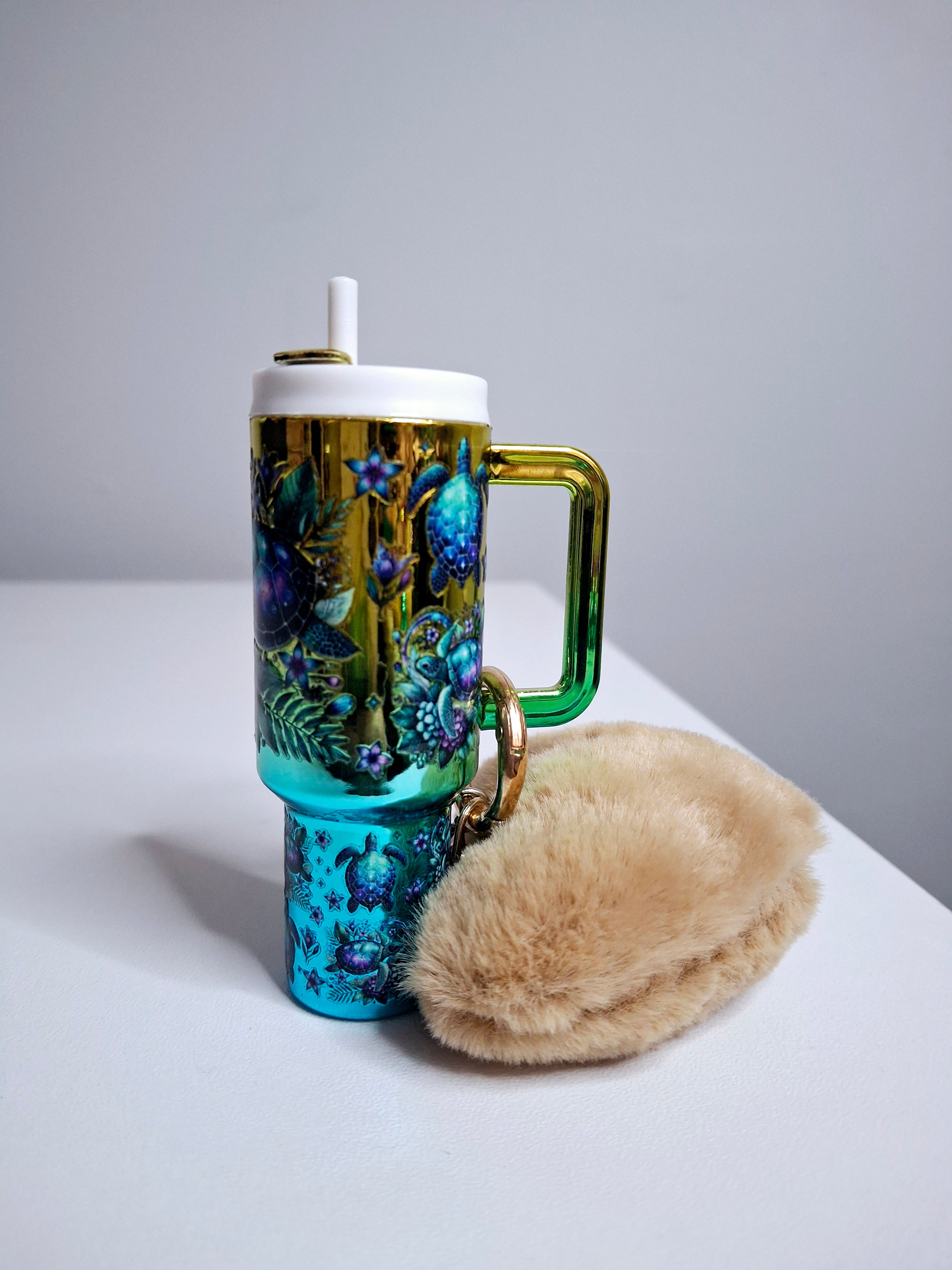 Llavero mini tumbler con pompón y estampado de tortuga