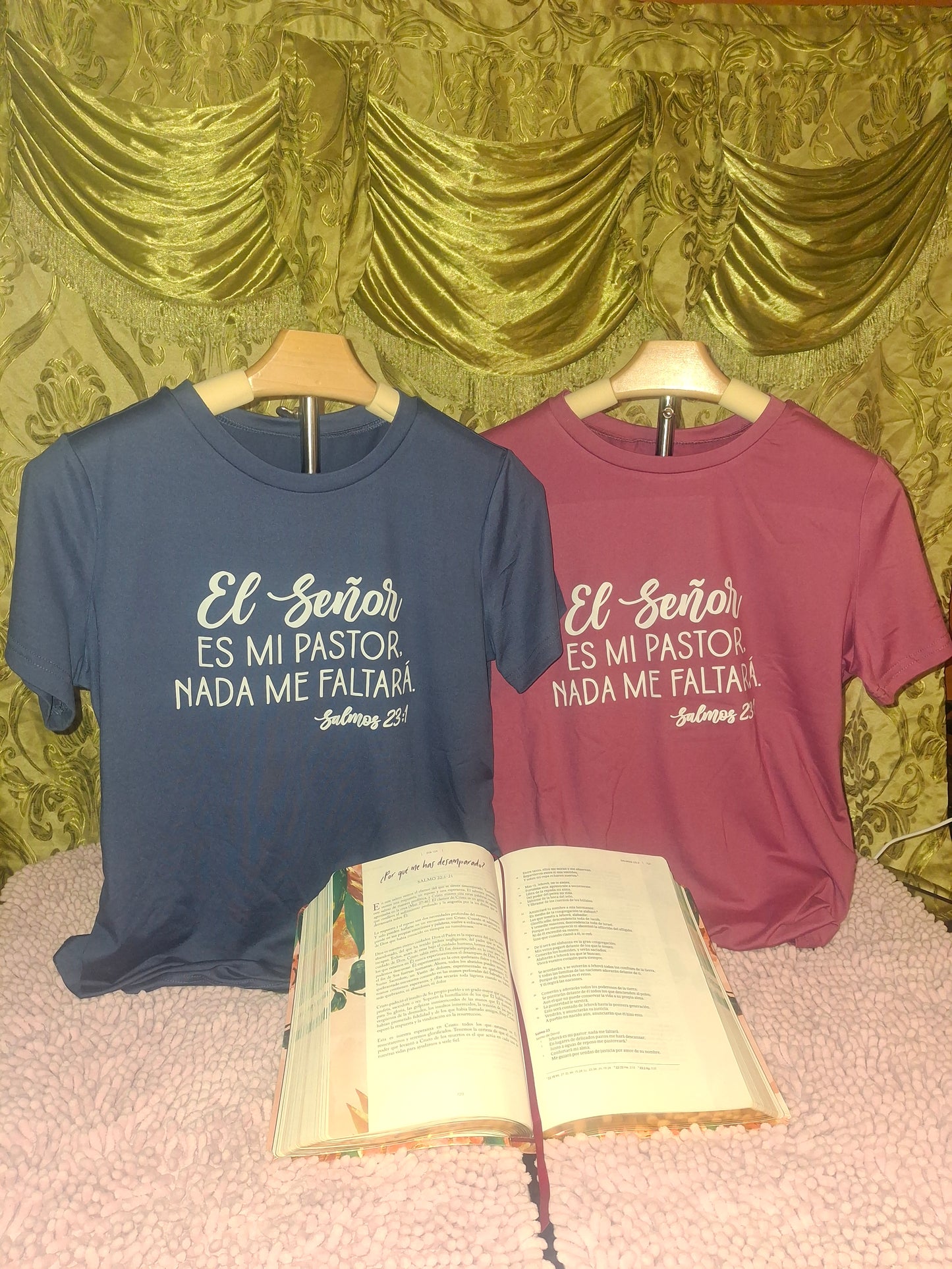 Camiseta de manga corta casual de cuello redondo para mujer con estampado gráfico de letras.