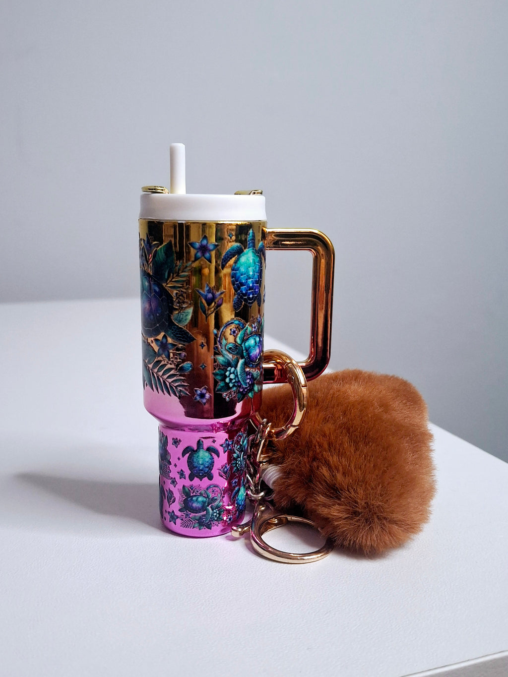 Llavero mini tumbler con pompón y estampado de tortuga
