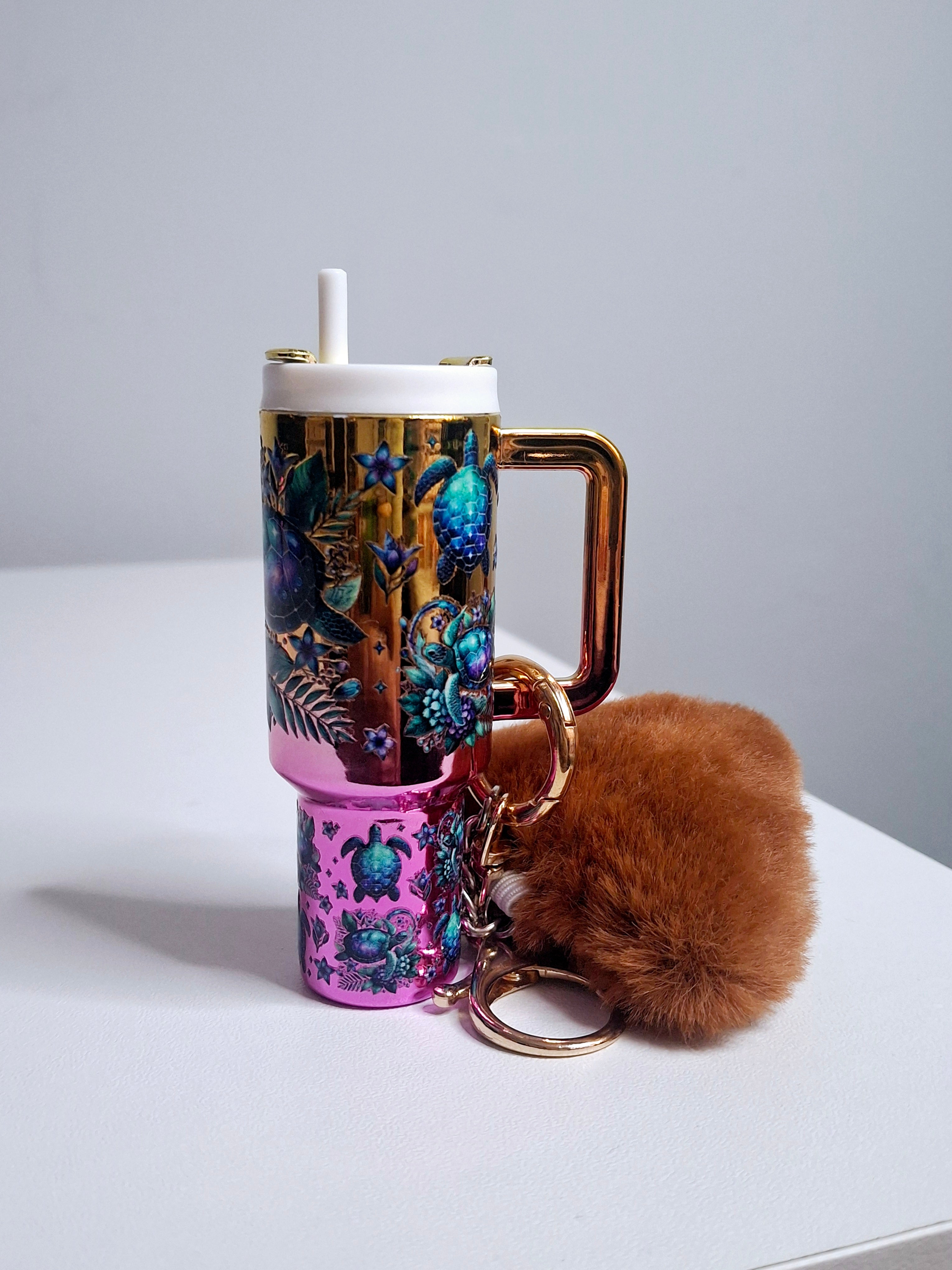 Llavero mini tumbler con pompón y estampado de tortuga