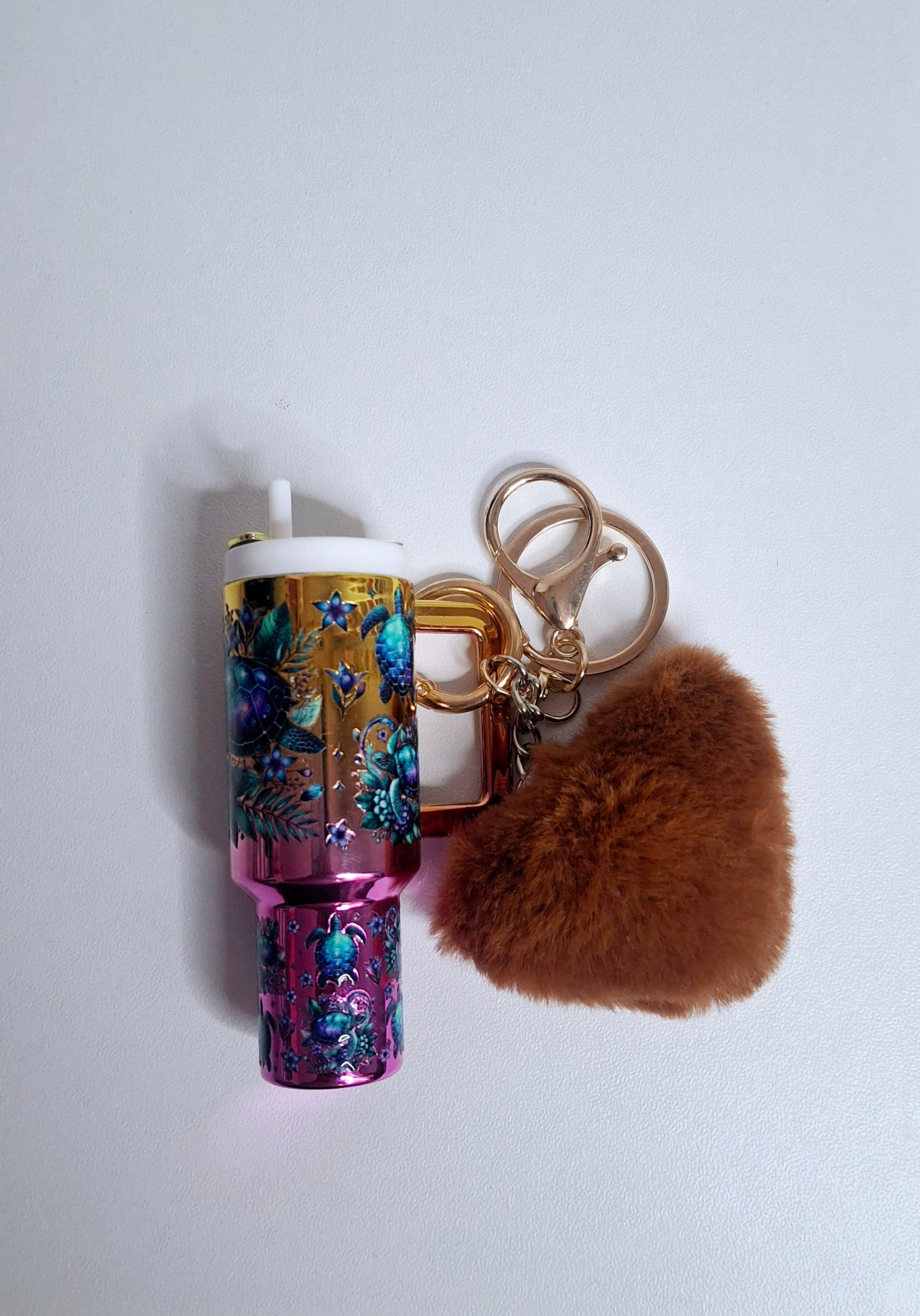 Llavero mini tumbler con pompón y estampado de tortuga