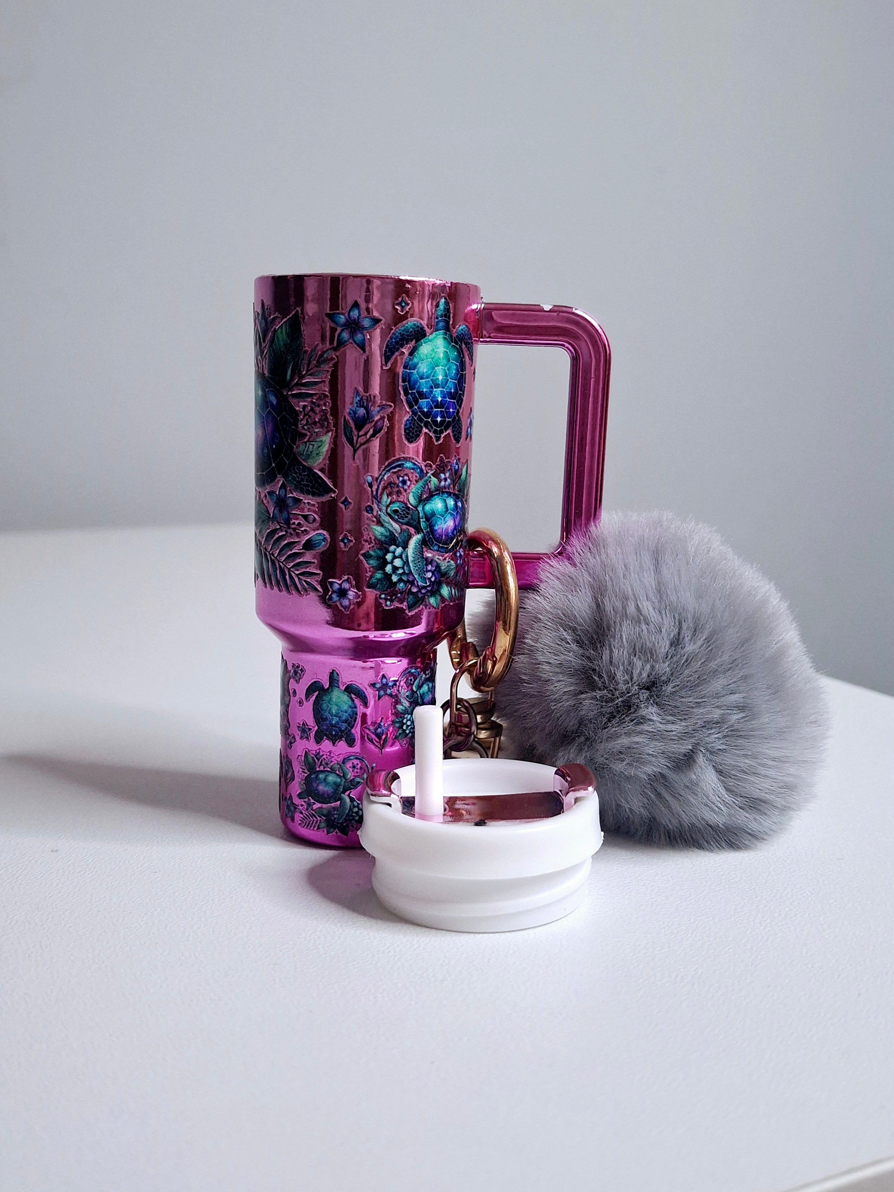 Llavero mini tumbler con pompón y estampado de tortuga