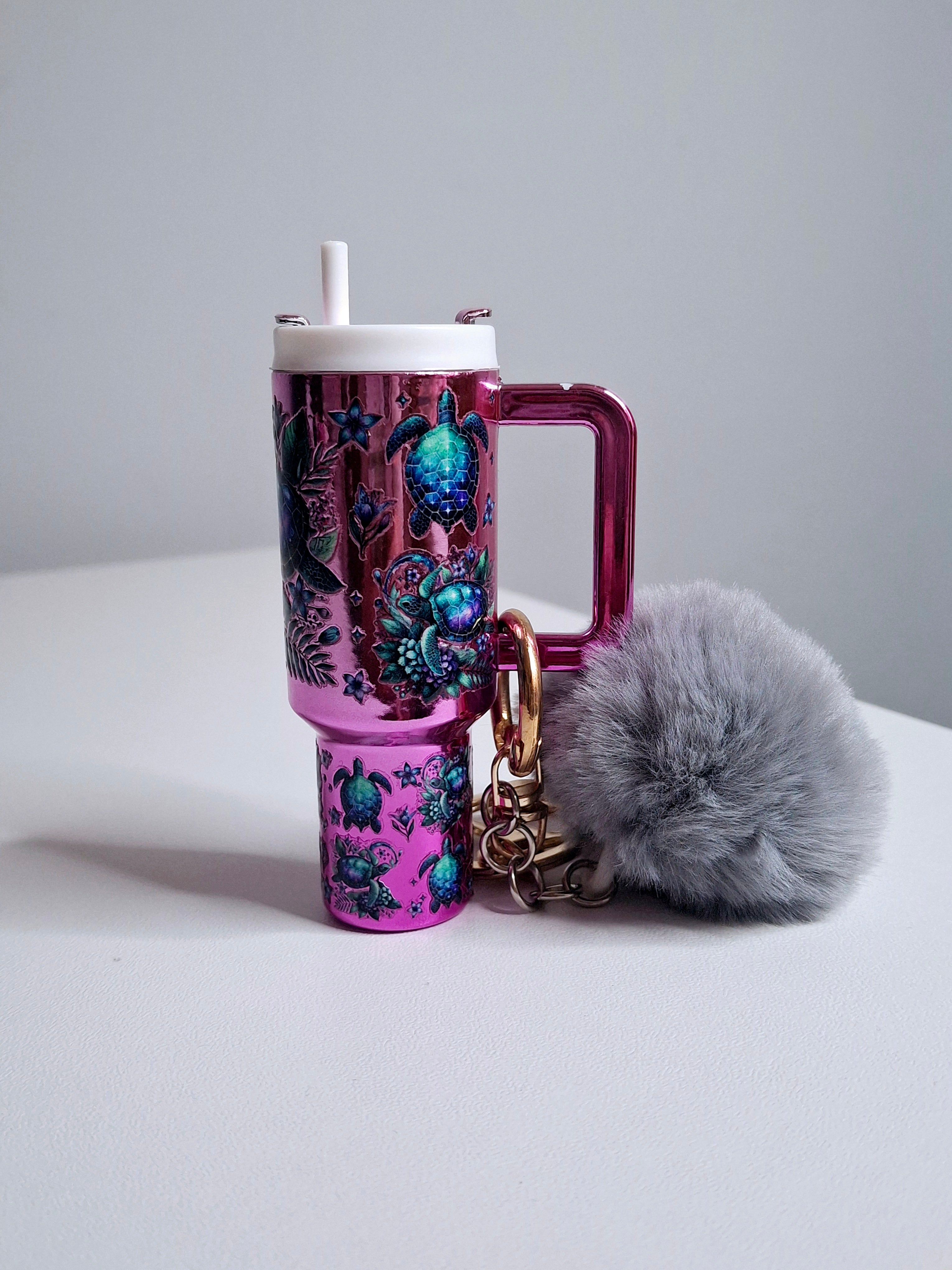 Llavero mini tumbler con pompón y estampado de tortuga