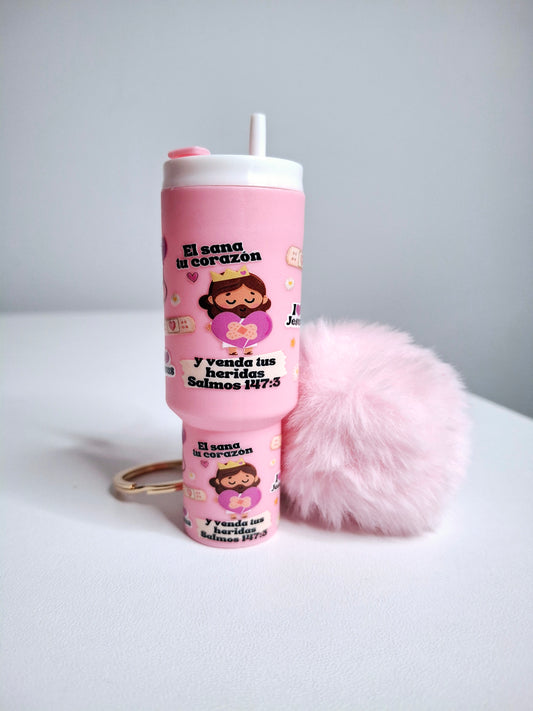Llavero mini tumbler con pompón y estampado biblico