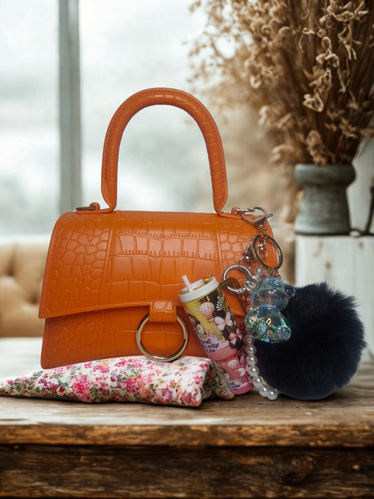 Cartera pequeña con llavero mini tumbler, pompón y osito de acrilico