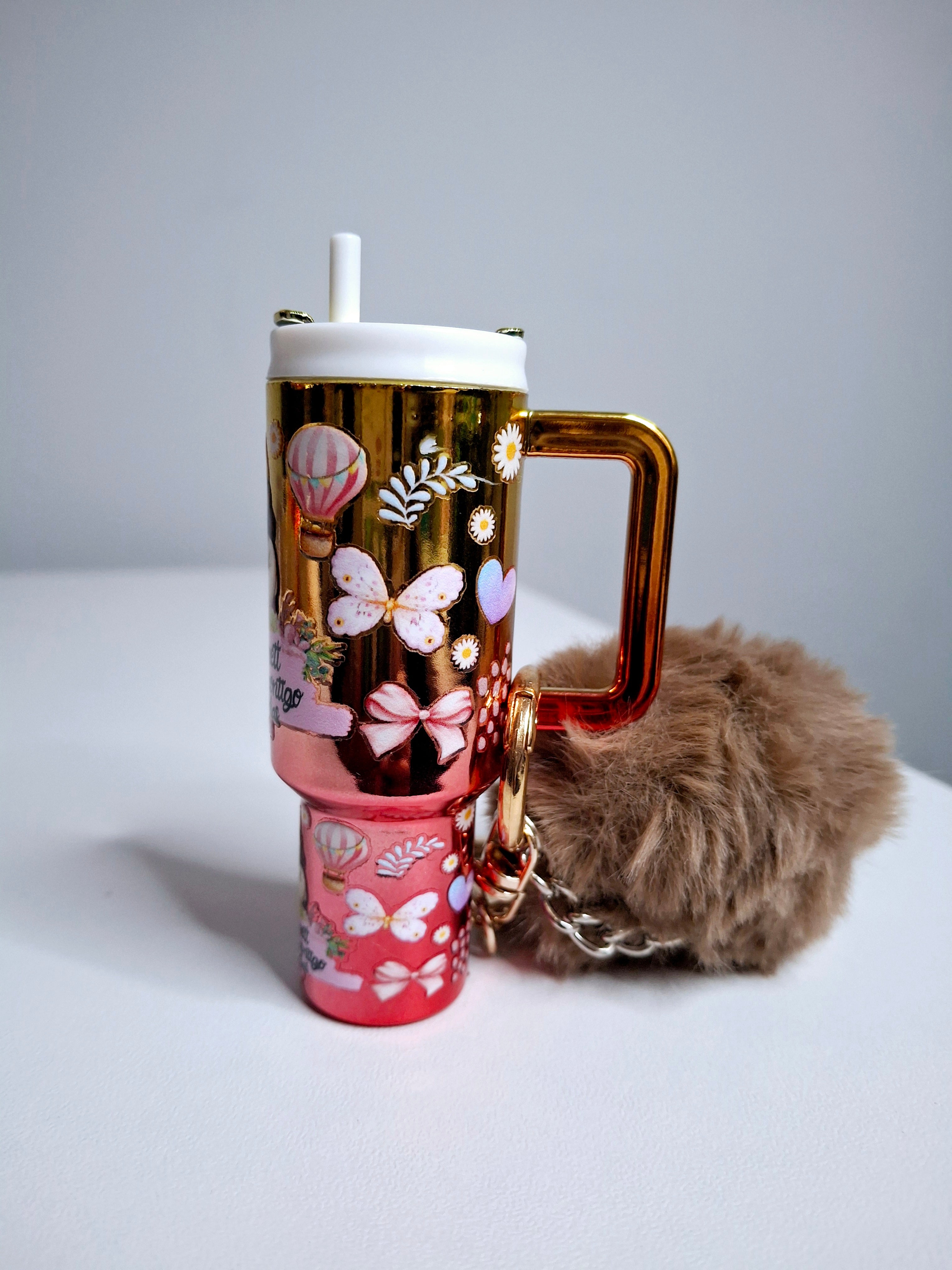 Llavero mini tumbler con pompón y estampado biblico