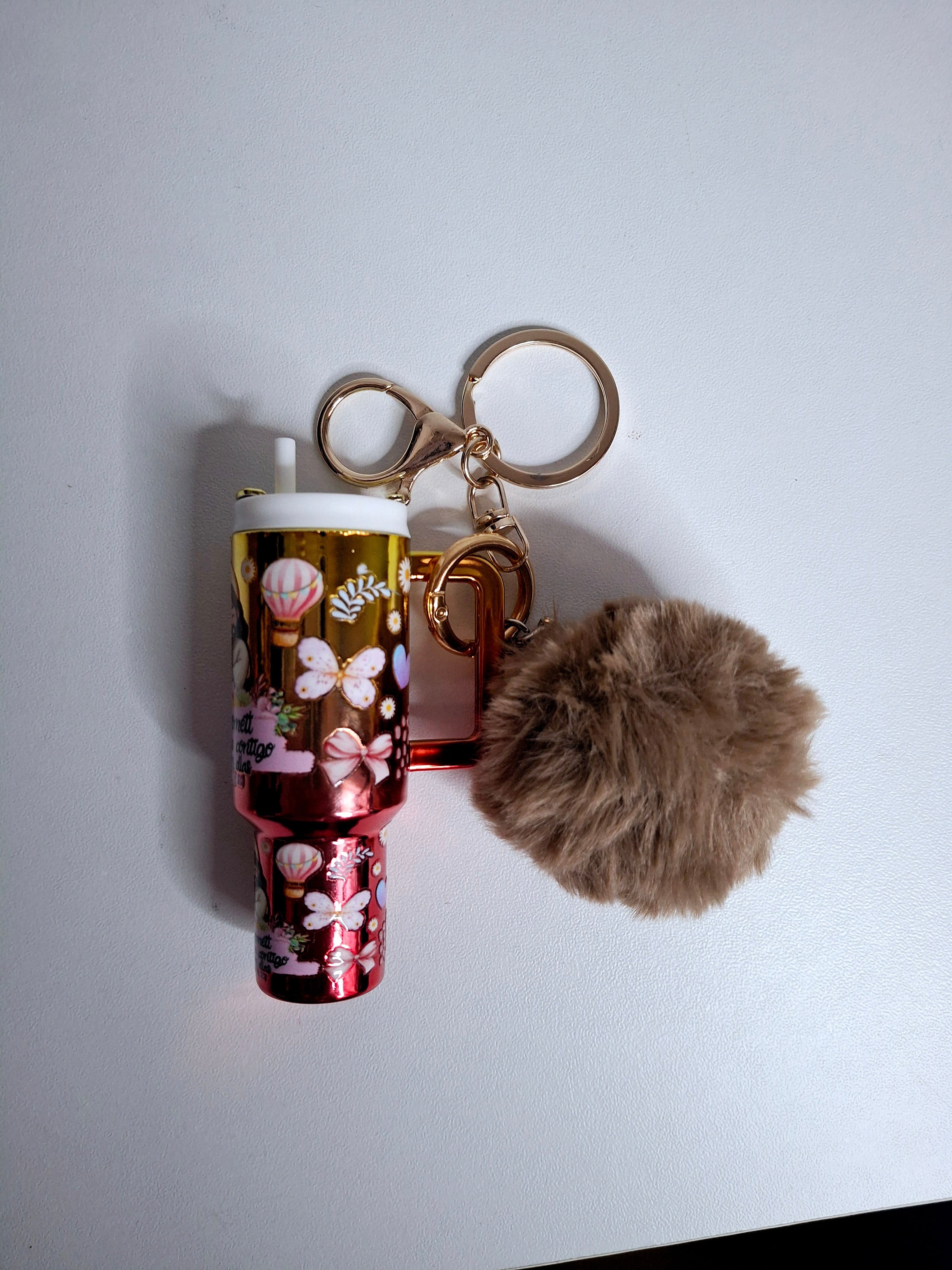 Llavero mini tumbler con pompón y estampado biblico