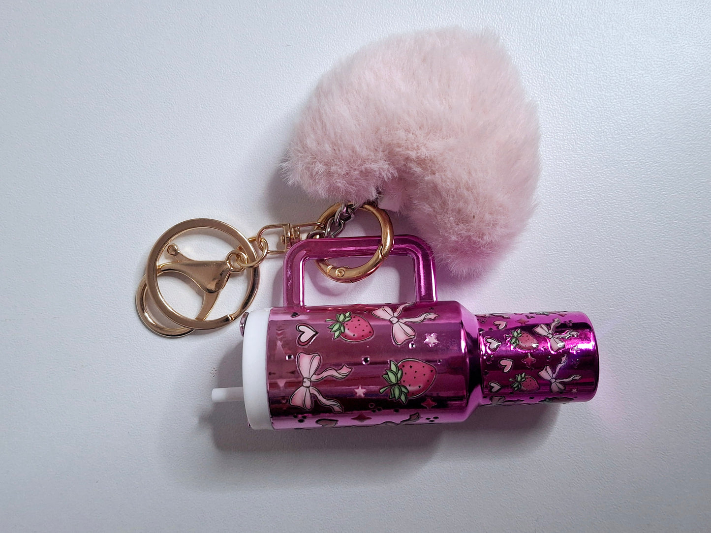 Llavero mini tumbler con pompón y estampado de fresas
