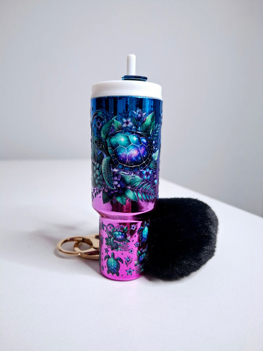 Llavero mini tumbler con pompón y estampado de tortuga