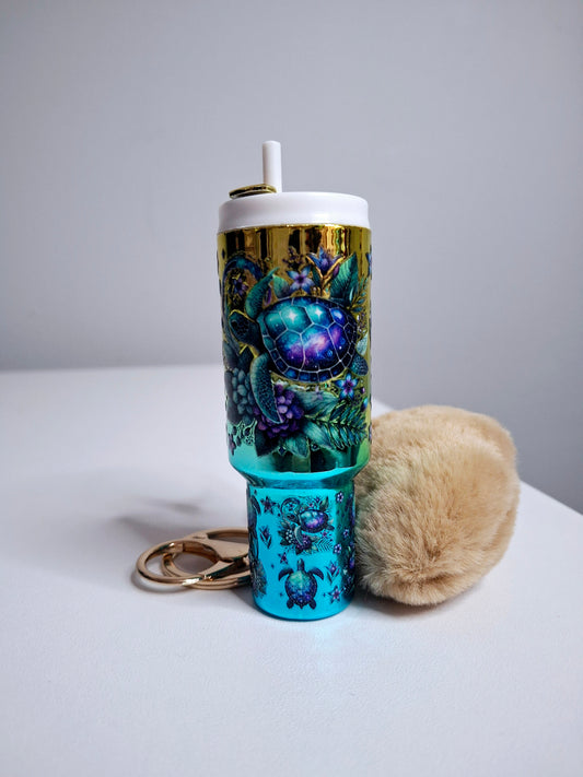 Llavero mini tumbler con pompón y estampado de tortuga