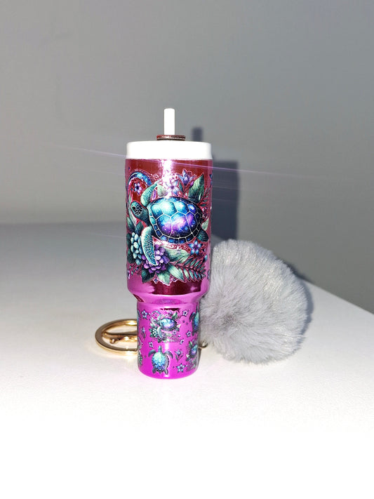Llavero mini tumbler con pompón y estampado de tortuga