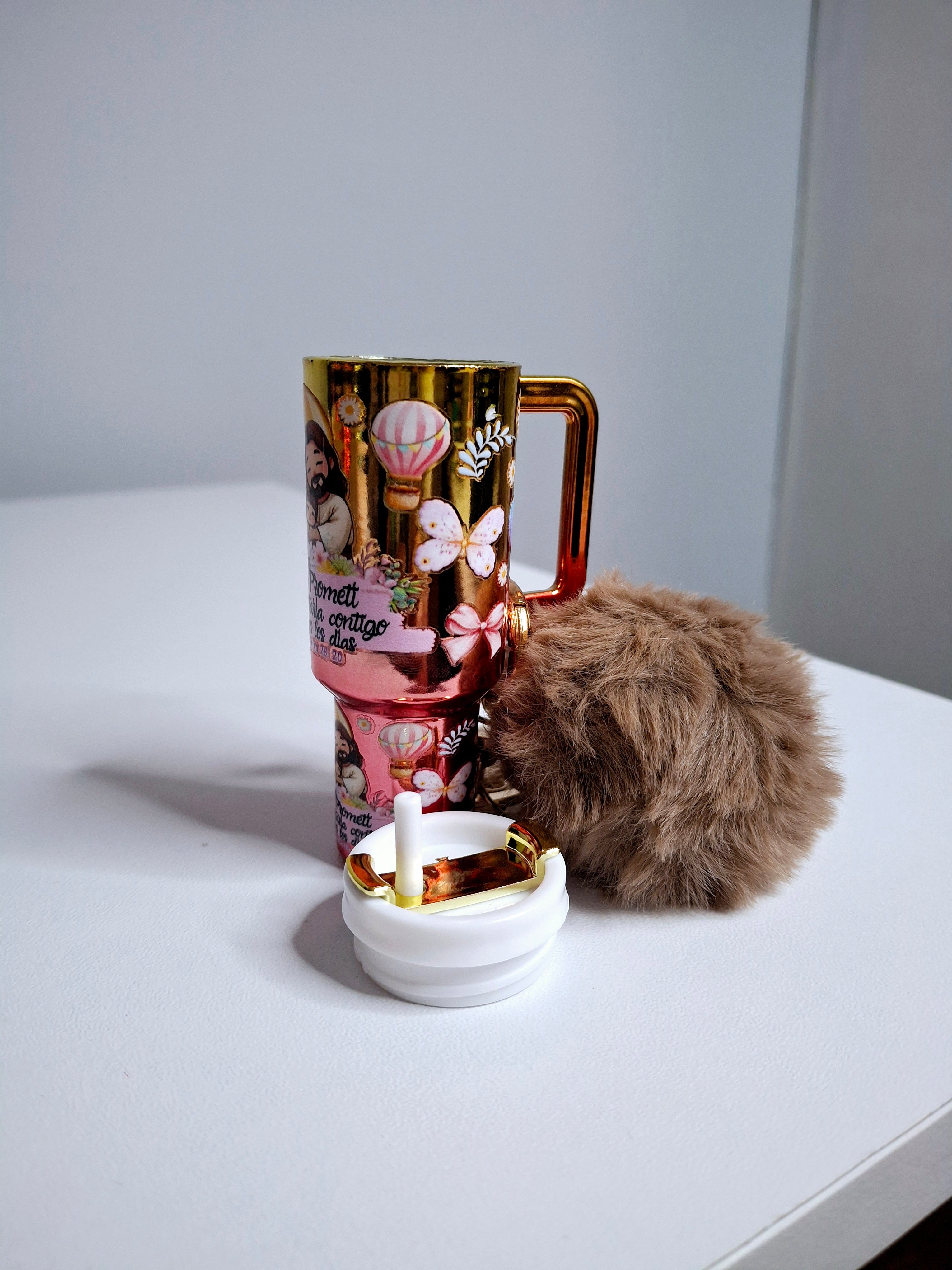 Llavero mini tumbler con pompón y estampado biblico