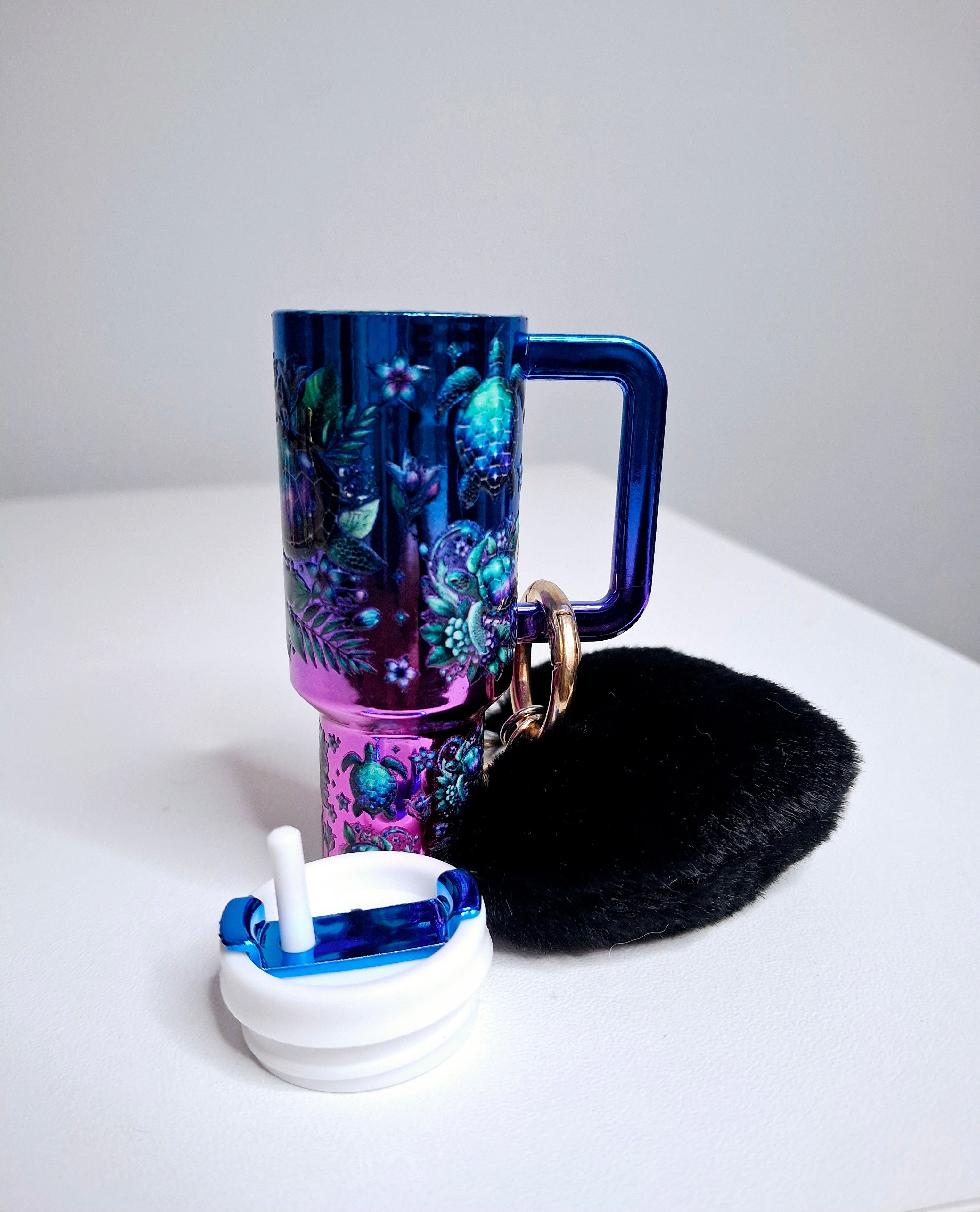 Llavero mini tumbler con pompón y estampado de tortuga